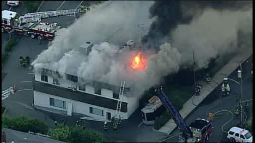 Formation incendie avec apprentissage des consignes de sécurité et démonstration des moyens de lutte contre le feu en milieu professionnel.